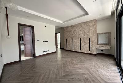 5 Bed House with En Suite in Nyari