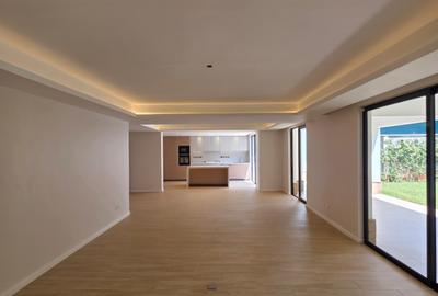 6 Bed Villa with En Suite in Kyuna - 4