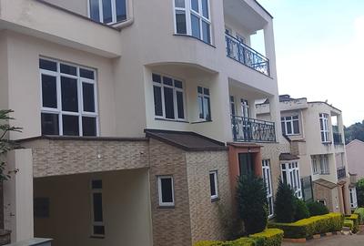 5 Bed Townhouse with En Suite in Lavington