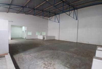 3,000 ft² Warehouse with Parking in Industrial Area - 4