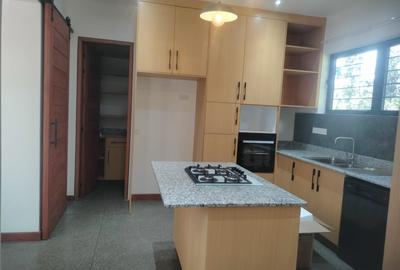 4 Bed House with En Suite at Hill View - 3