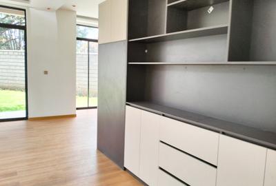 5 Bed Townhouse with En Suite in Lavington - 4