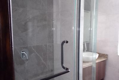 3 Bed Apartment with En Suite in Riverside - 4