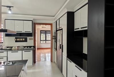 5 Bed House with En Suite in Runda - 4