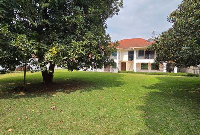 5 Bed House with En Suite in Runda