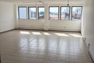 600 ft² Commercial Property with Service Charge Included at Baricho Road - 3