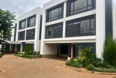 5 Bed Townhouse with En Suite in Kyuna