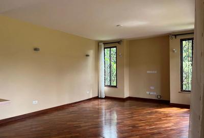 4 Bed Townhouse with En Suite in Ridgeways - 2