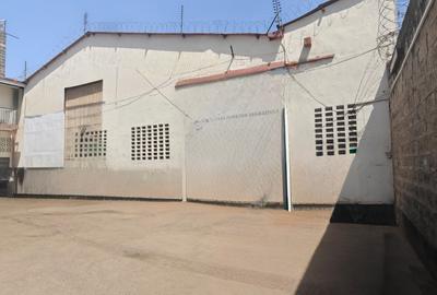7,000 ft² Warehouse with Parking in Industrial Area