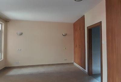 3 Bed Apartment with En Suite in Kilimani - 4