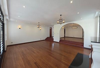 6 Bed House with En Suite in Runda - 3