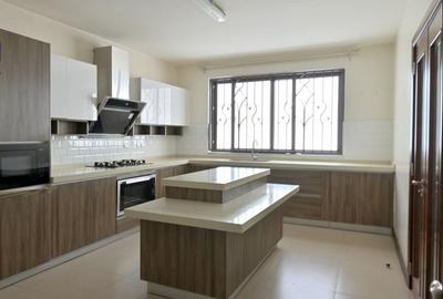 5 Bed House with En Suite in Lavington - 4