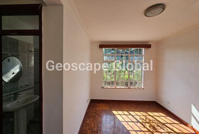 4 Bed House with En Suite in Rosslyn - 2