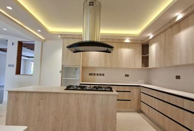 4 Bed Townhouse with En Suite in Spring Valley - 3