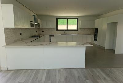 5 Bed Townhouse with En Suite at Lavington - 3