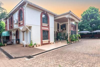 5 Bed House with En Suite at Whispers Avenue - 2