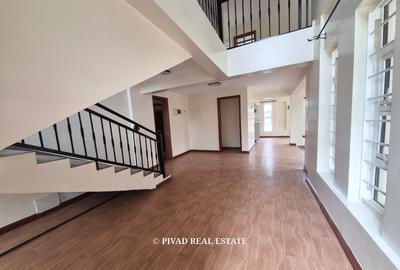 5 Bed Townhouse with Garden in Thome - 2