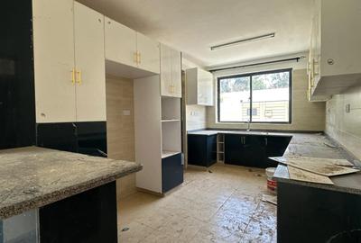 5 Bed Townhouse with En Suite in Lavington - 4