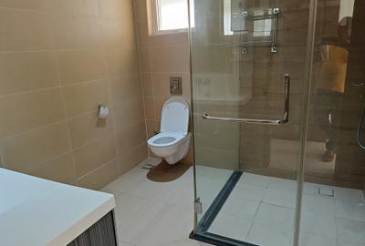 Serviced 2 Bed Apartment with En Suite at Links Road - 4