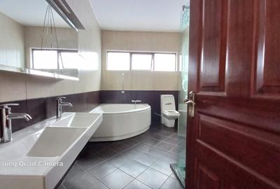 5 Bed Townhouse with En Suite at Gravellia Grove - 4