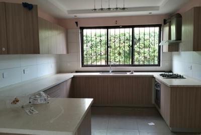 4 Bed Townhouse with En Suite in Lavington - 2