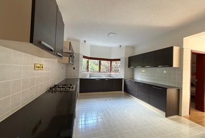 5 Bed Townhouse with En Suite at Old Runda - 4