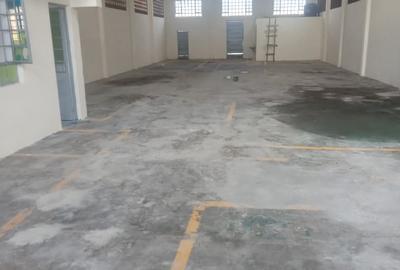 4,999 ft² Warehouse with Parking in Industrial Area