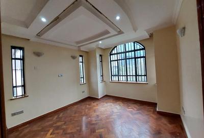 5 Bed House with En Suite at Lavington Green - 4