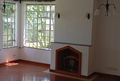 4 Bed Villa with En Suite at Off Un Avenue - 4