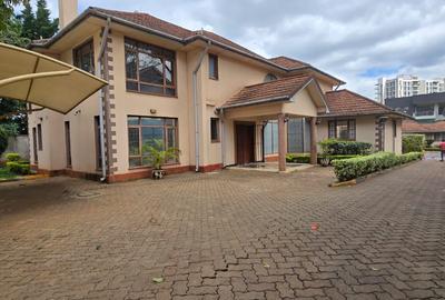 5 Bed House with En Suite in Runda