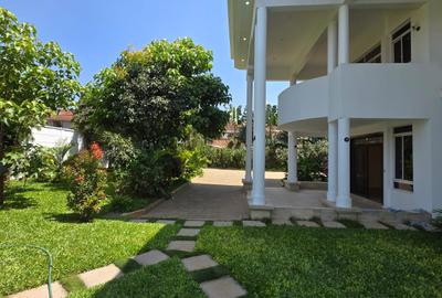 5 Bed House with En Suite in Runda - 2