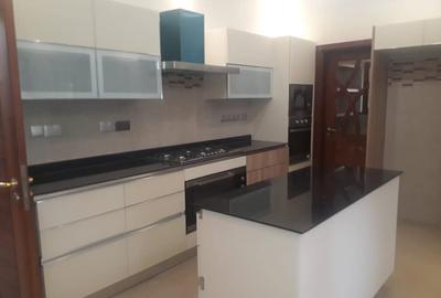 5 Bed Townhouse with En Suite at Lavington - 4