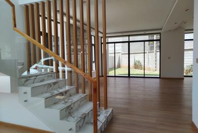 5 Bed House with En Suite in Lavington - 4