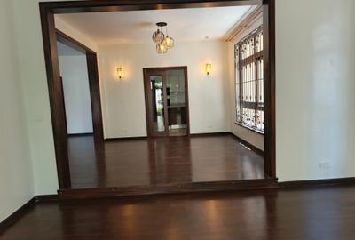 5 Bed Townhouse with En Suite at Lavington - 2
