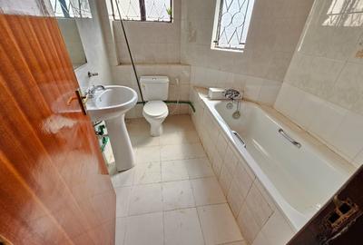 5 Bed House with En Suite in Brookside