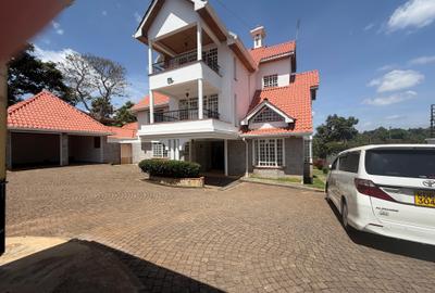 5 Bed House with En Suite in Runda