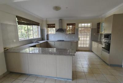 2 Bed Apartment with En Suite in Kilimani - 3