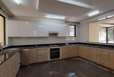 5 Bed Townhouse with En Suite in Lavington