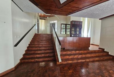 6 Bed House with En Suite in Runda