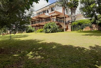 5 Bed House with En Suite in Runda