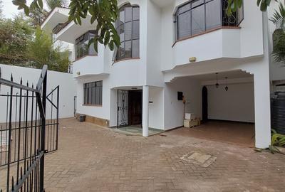 5 Bed Townhouse with En Suite in Riverside