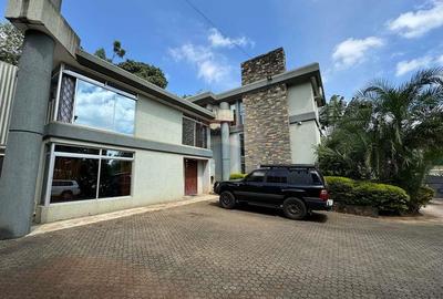 5 Bed Villa with En Suite in Lavington