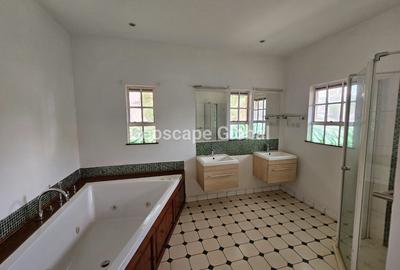 5 Bed House with En Suite in Nyari