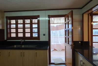 3 Bed Apartment with En Suite in Parklands - 4