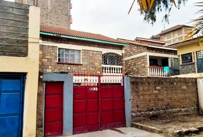 4 Bed House with En Suite in Donholm - 4