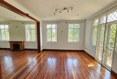 5 Bed Villa with En Suite in Rosslyn - 3