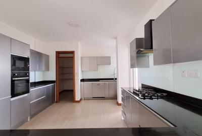 4 Bed Apartment with En Suite in Riverside