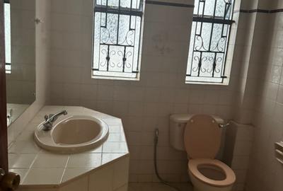 5 Bed Villa with En Suite in Riverside