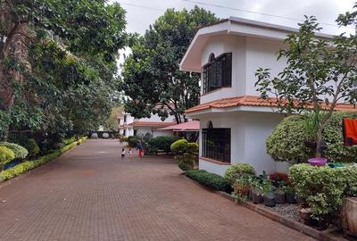 5 Bed Villa with En Suite at Lavington Green