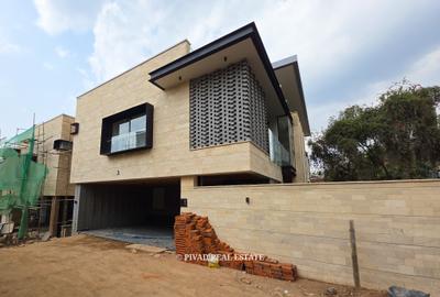 5 Bed Townhouse with En Suite in Westlands Area - 2